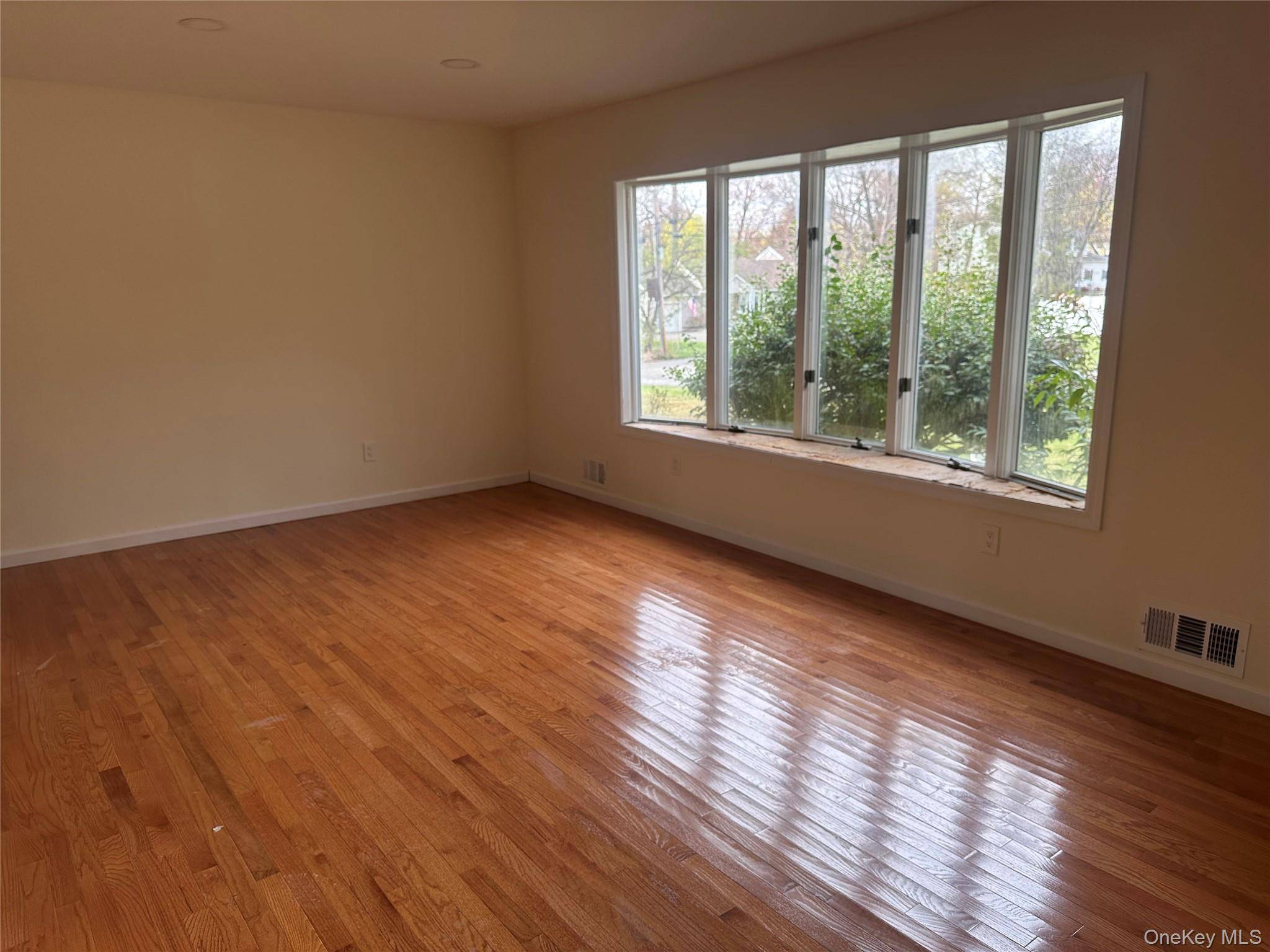 West Nyack, NY 10994,11 Clover DR