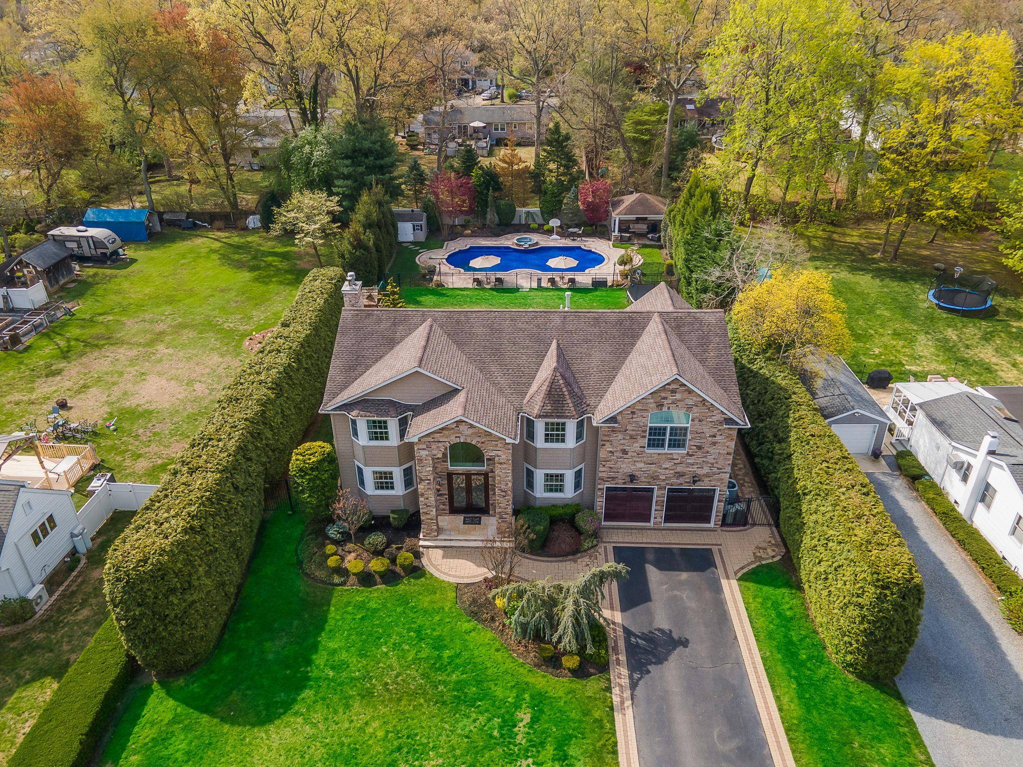 Smithtown, NY 11787,184 Hickory LN