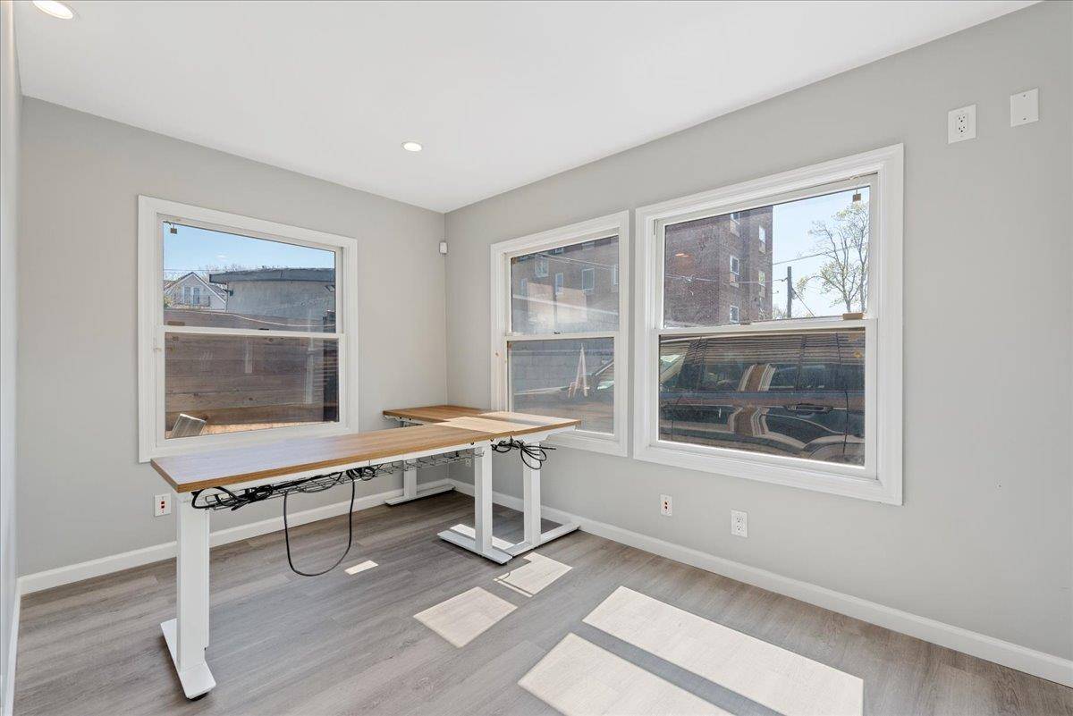 Cedarhurst, NY 11516,70 Carman AVE