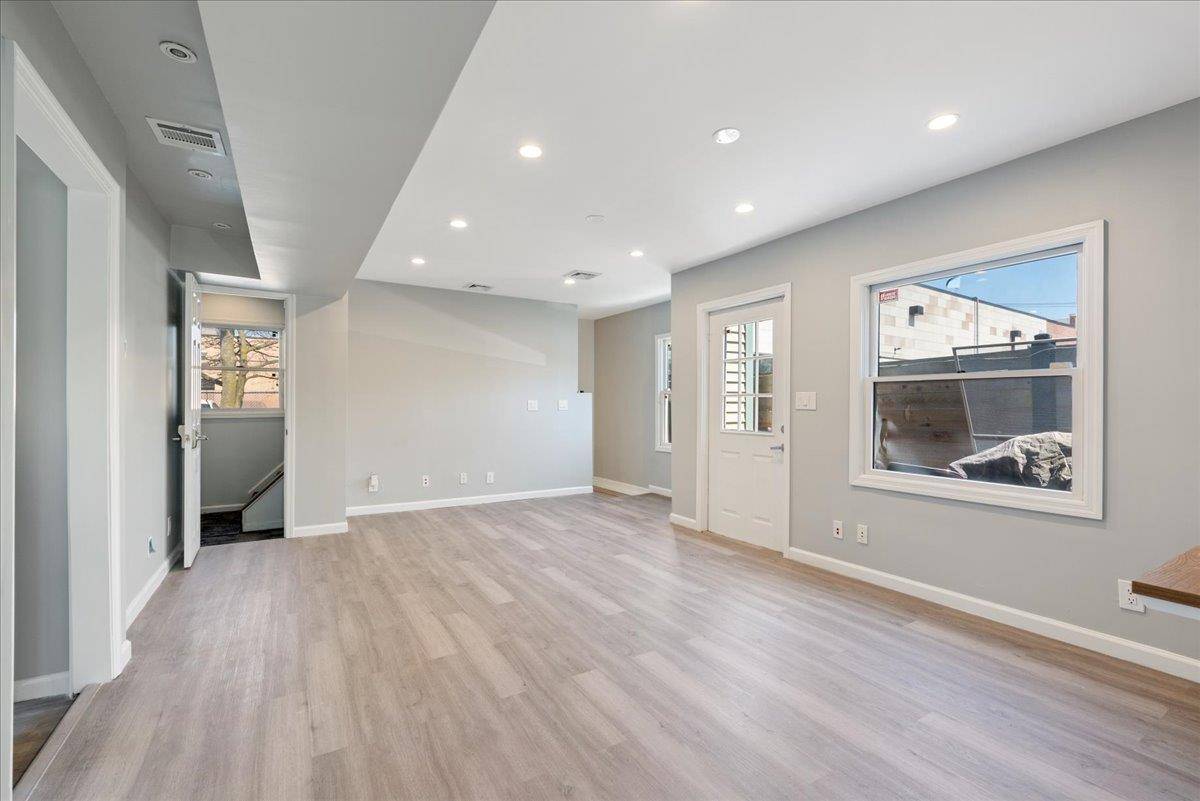 Cedarhurst, NY 11516,70 Carman AVE