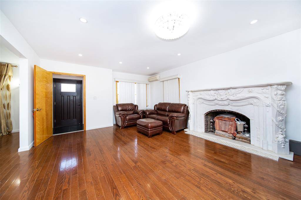 Little Neck, NY 11363,356 Hollywood AVE