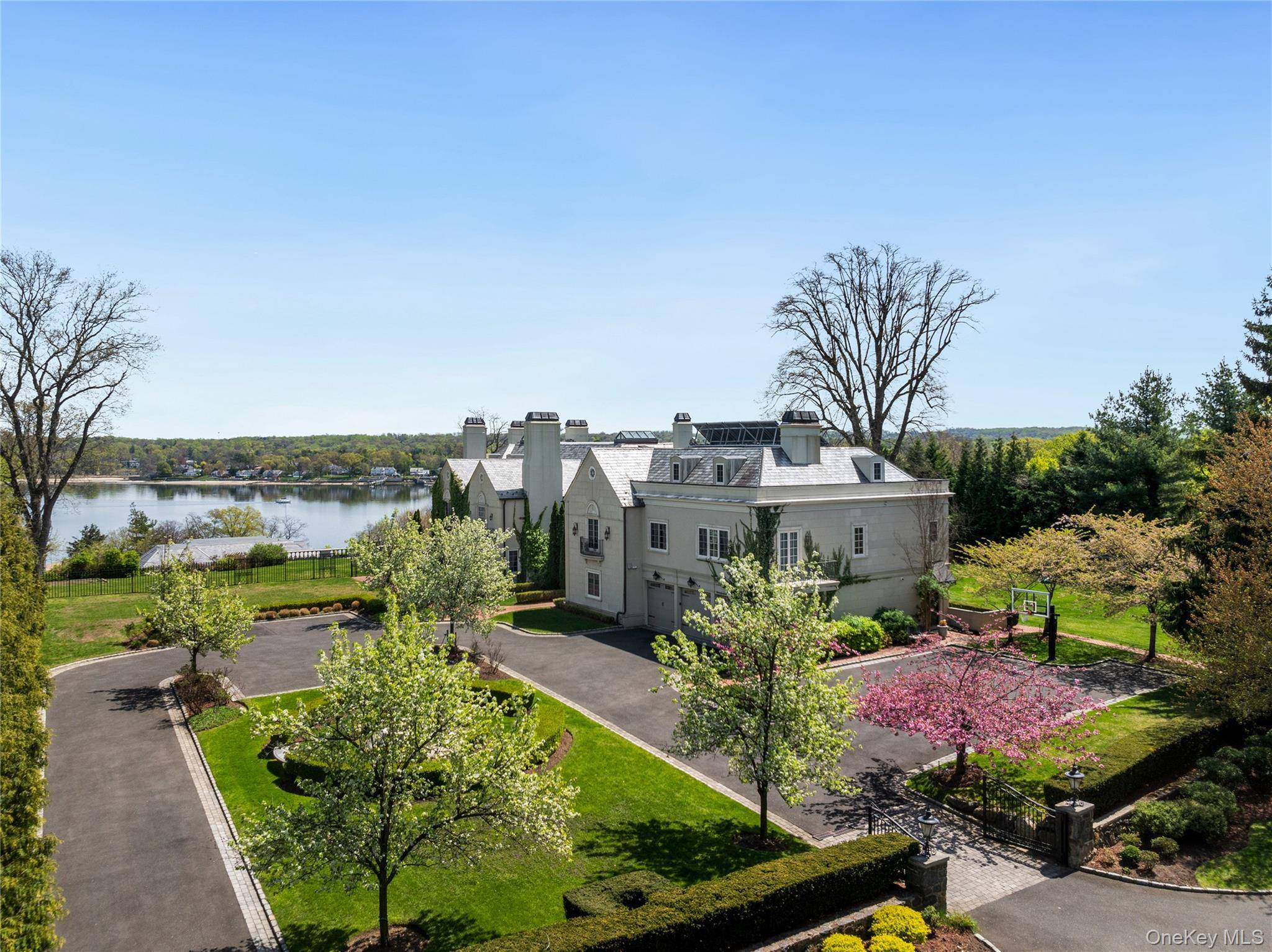 Great Neck, NY 11024,6B Blue Sea LN