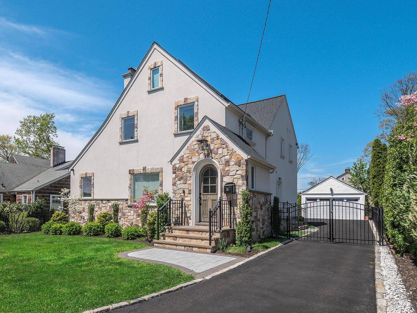 Manhasset, NY 11030,33 Mora CT