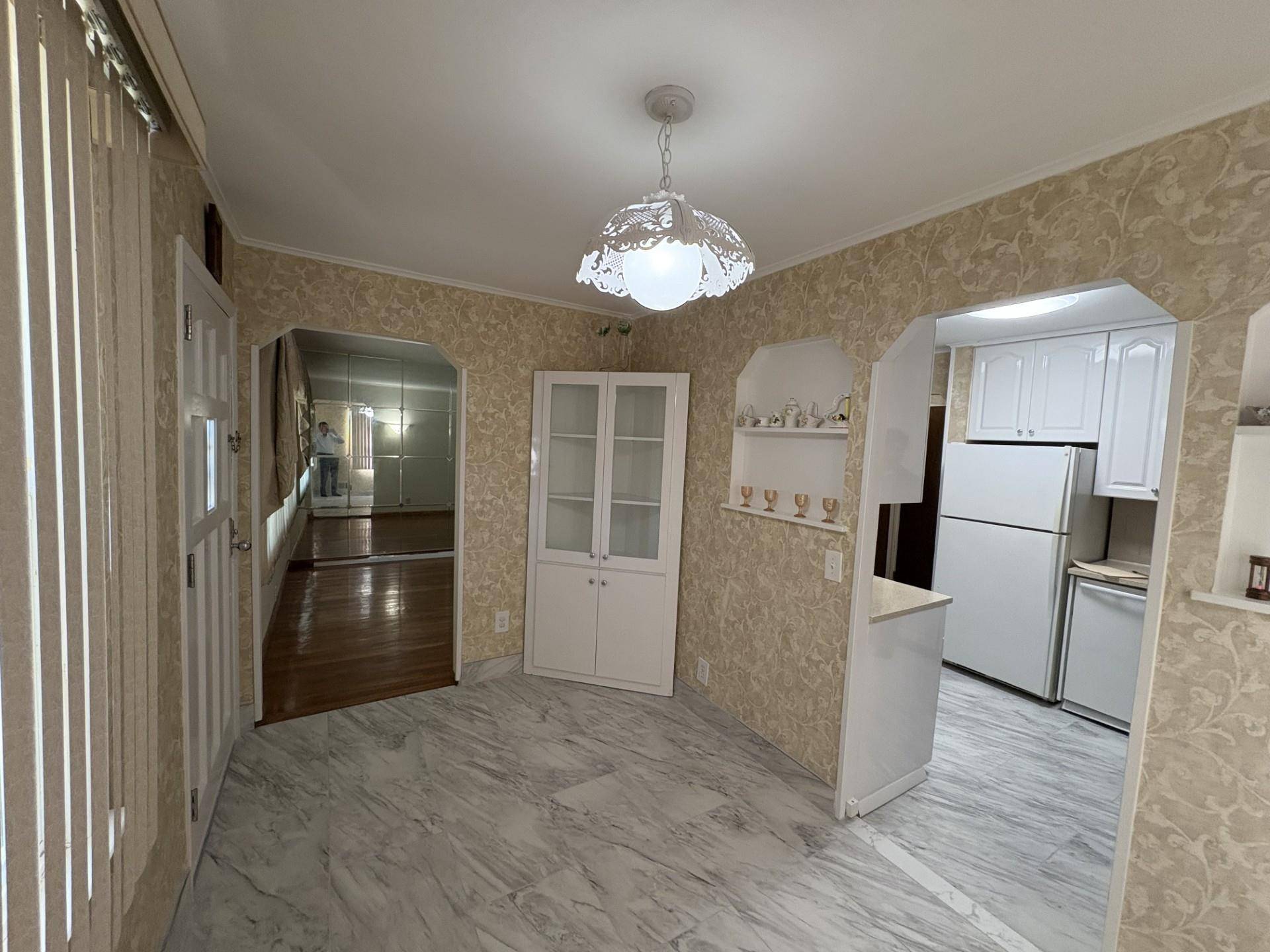 Glen Oaks, NY 11004,81-11 261st ST