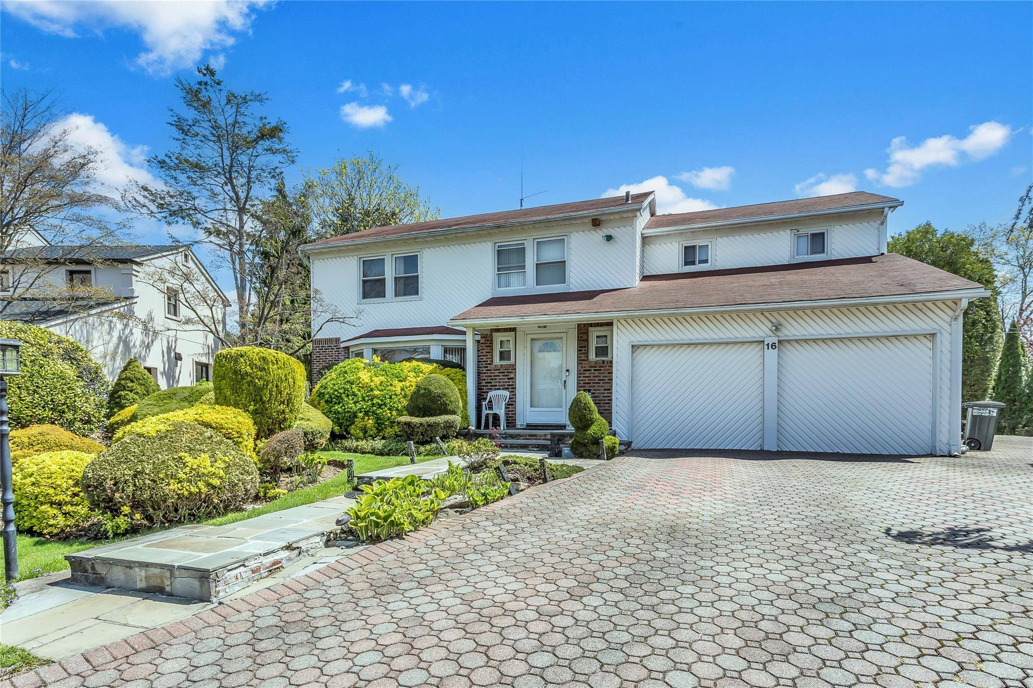 Manhasset Hills, NY 11040,16 Foxhurst CT