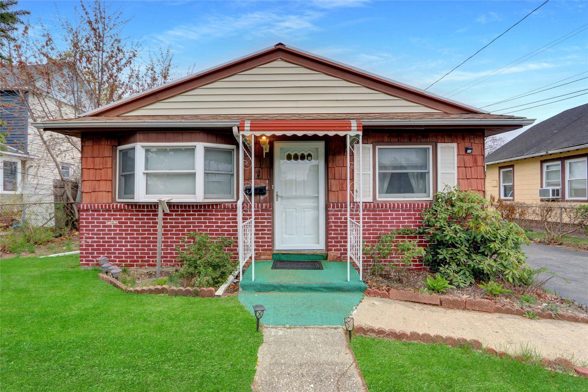 Central Islip, NY 11722,11 Church ST