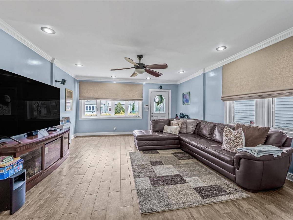 Glendale, NY 11385,7846 64th PL
