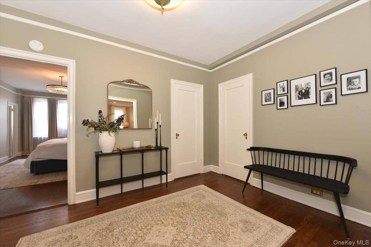 Great Neck, NY 11021,8 BARSTOW RD #6-D