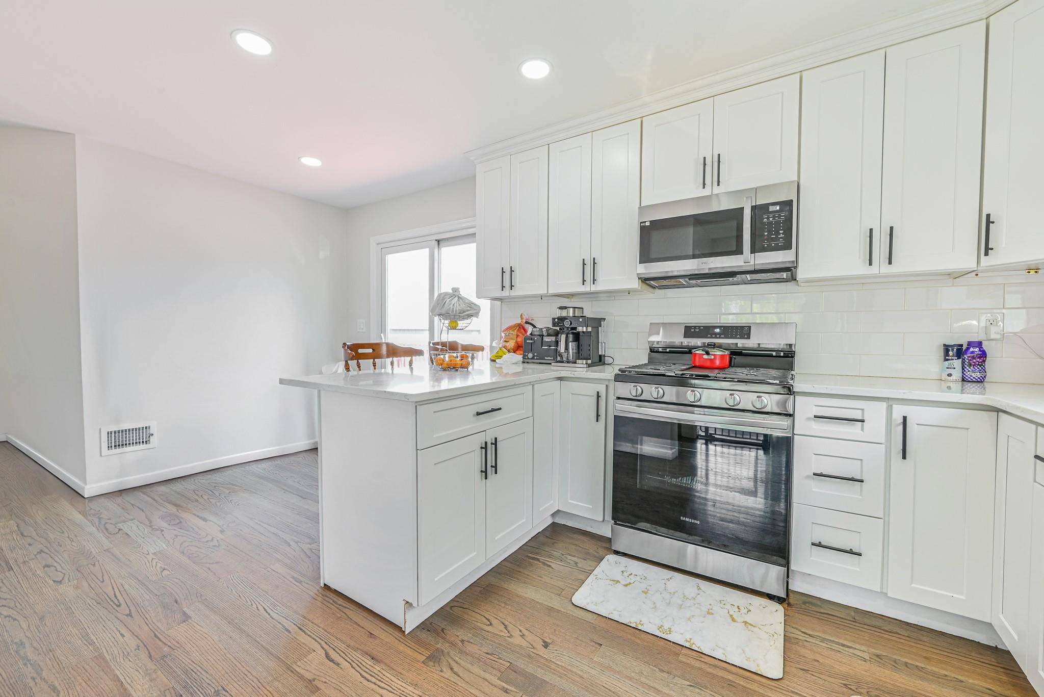 Uniondale, NY 11553,527 Hawthorne AVE