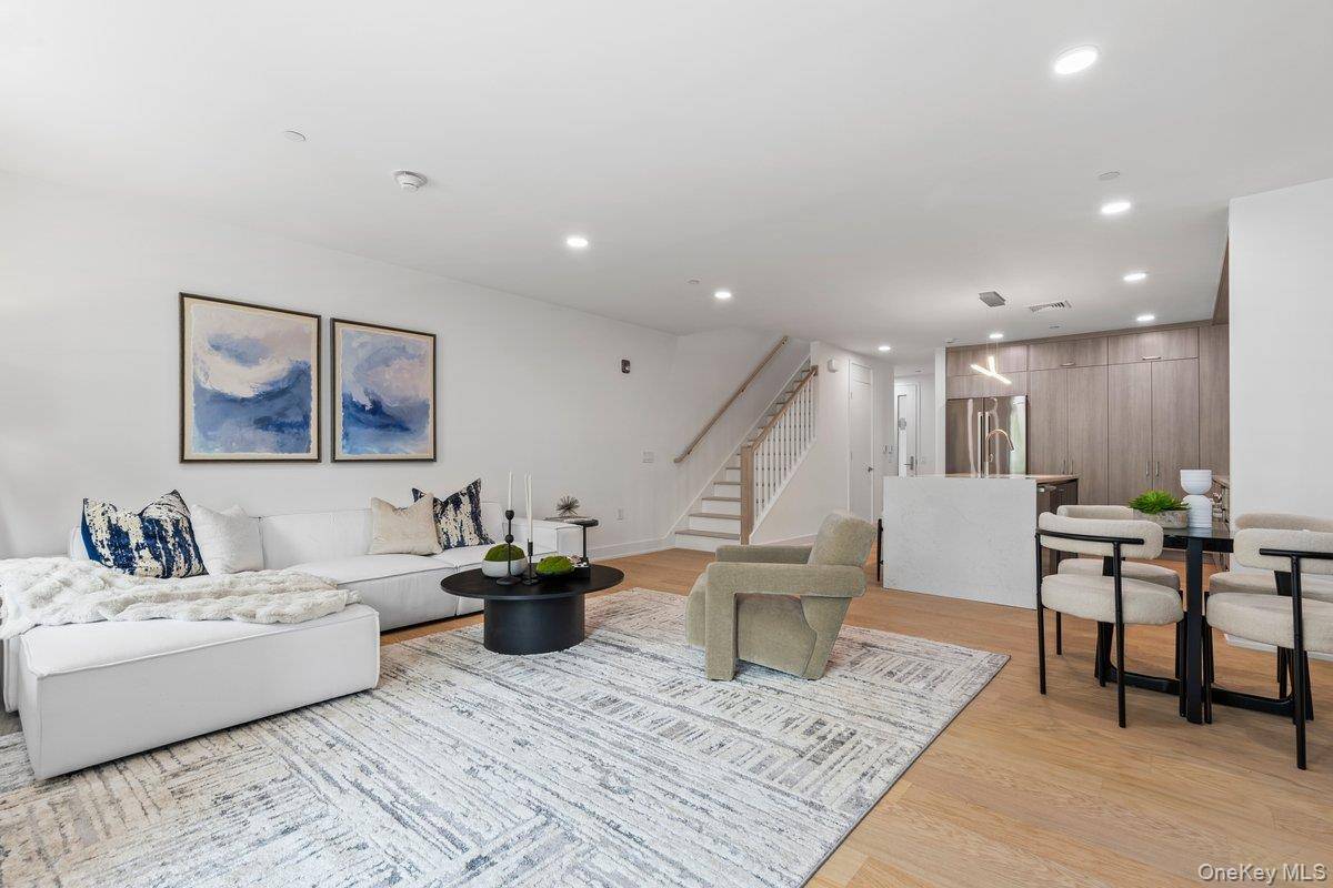 Harrison, NY 10528,33 Calvert ST #TH14