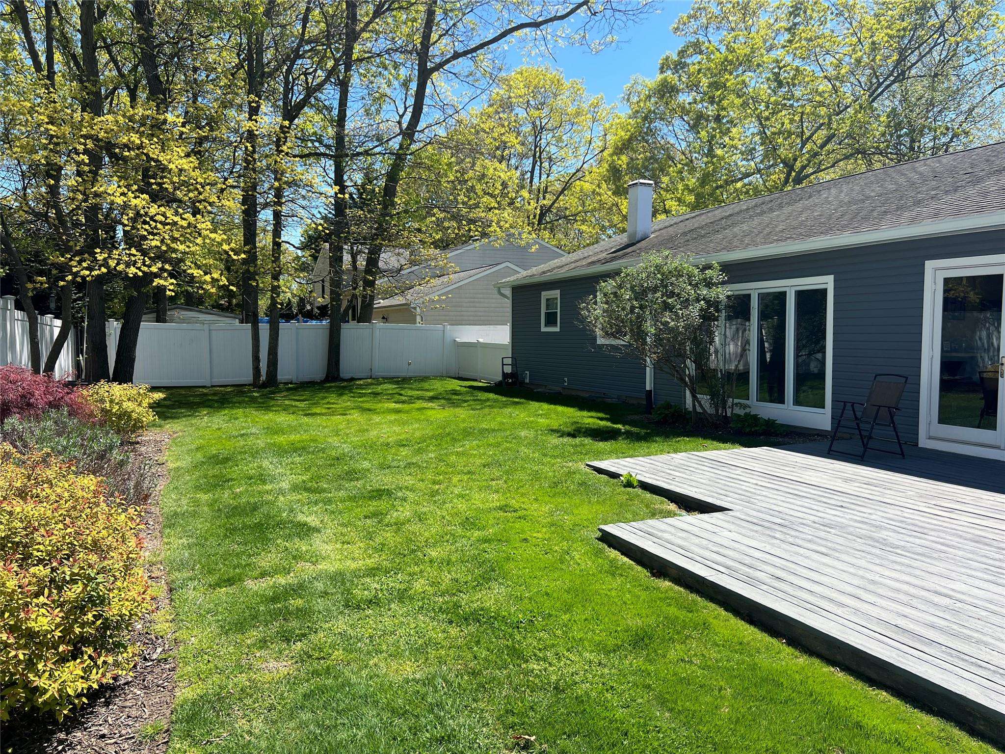 Smithtown, NY 11787,23 Demont ST