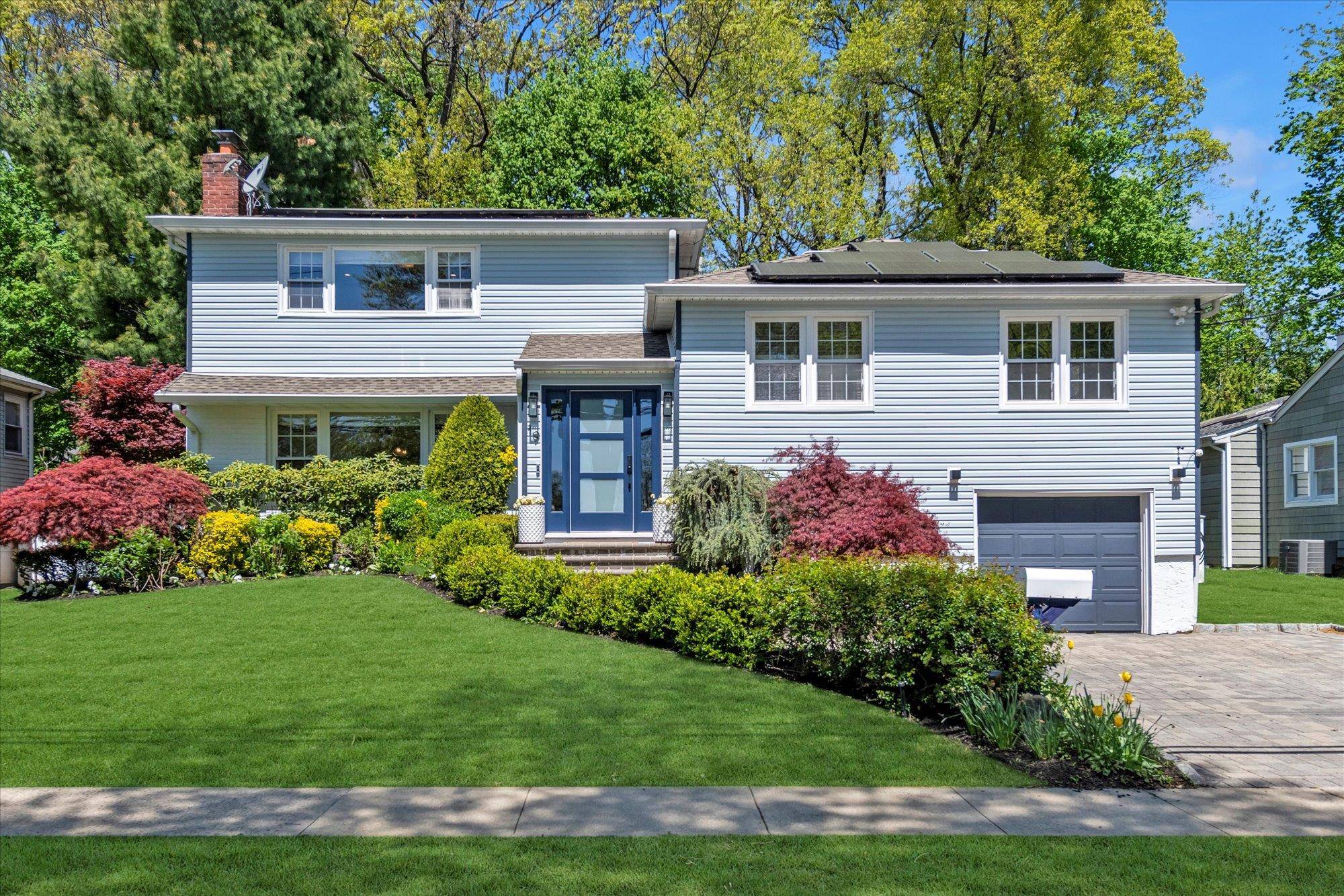 Port Washington, NY 11050,19 Morewood Oaks