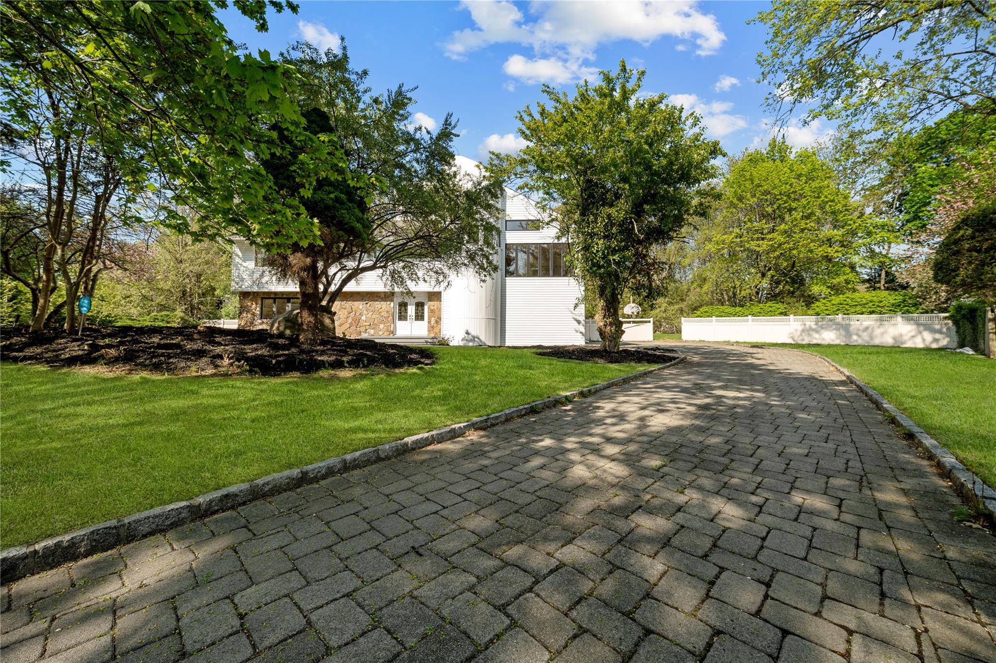 Huntington, NY 11743,6 Blue Sky CT