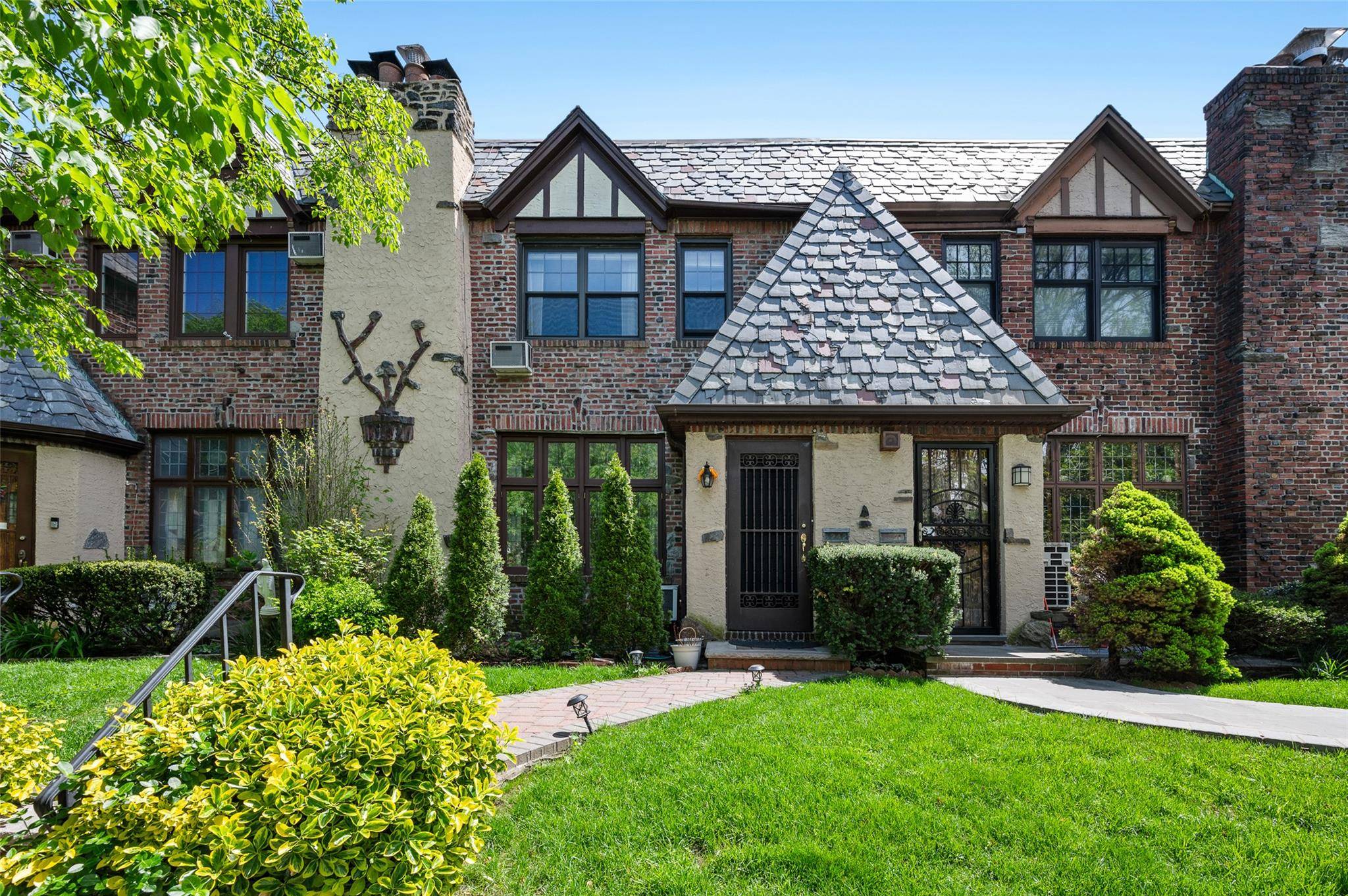 Middle Village, NY 11379,82-42 62nd AVE