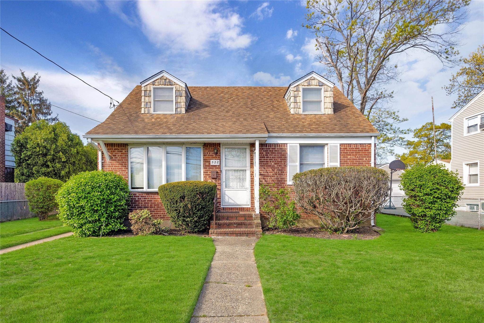 East Meadow, NY 11554,528 Coakley ST