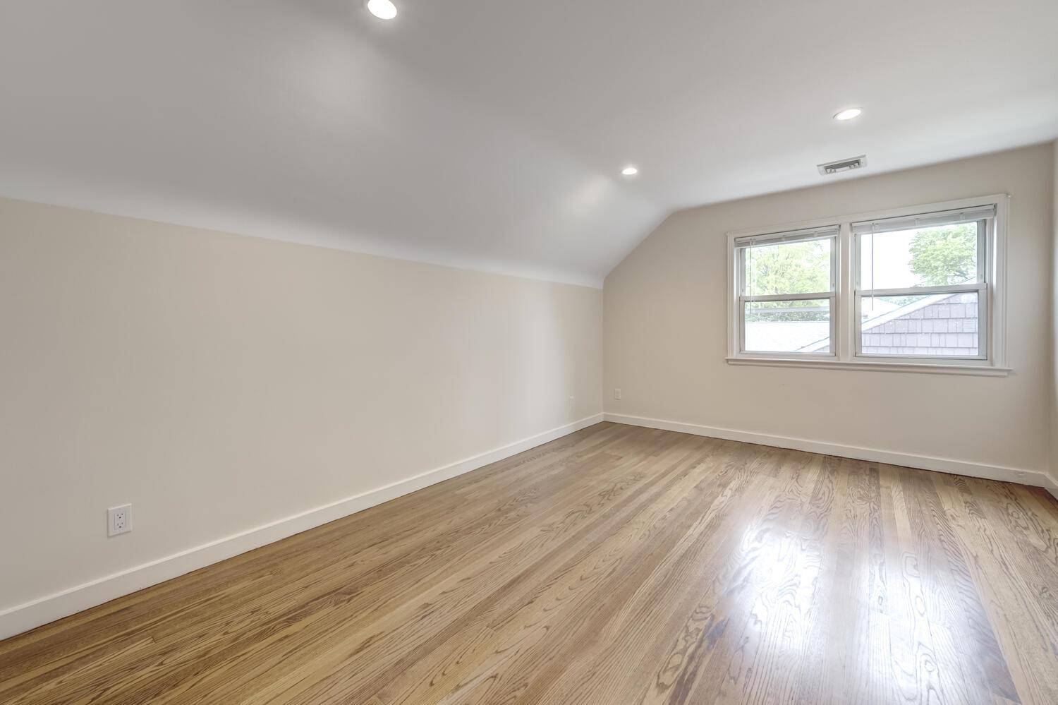Glen Cove, NY 11542,12 Ann ST