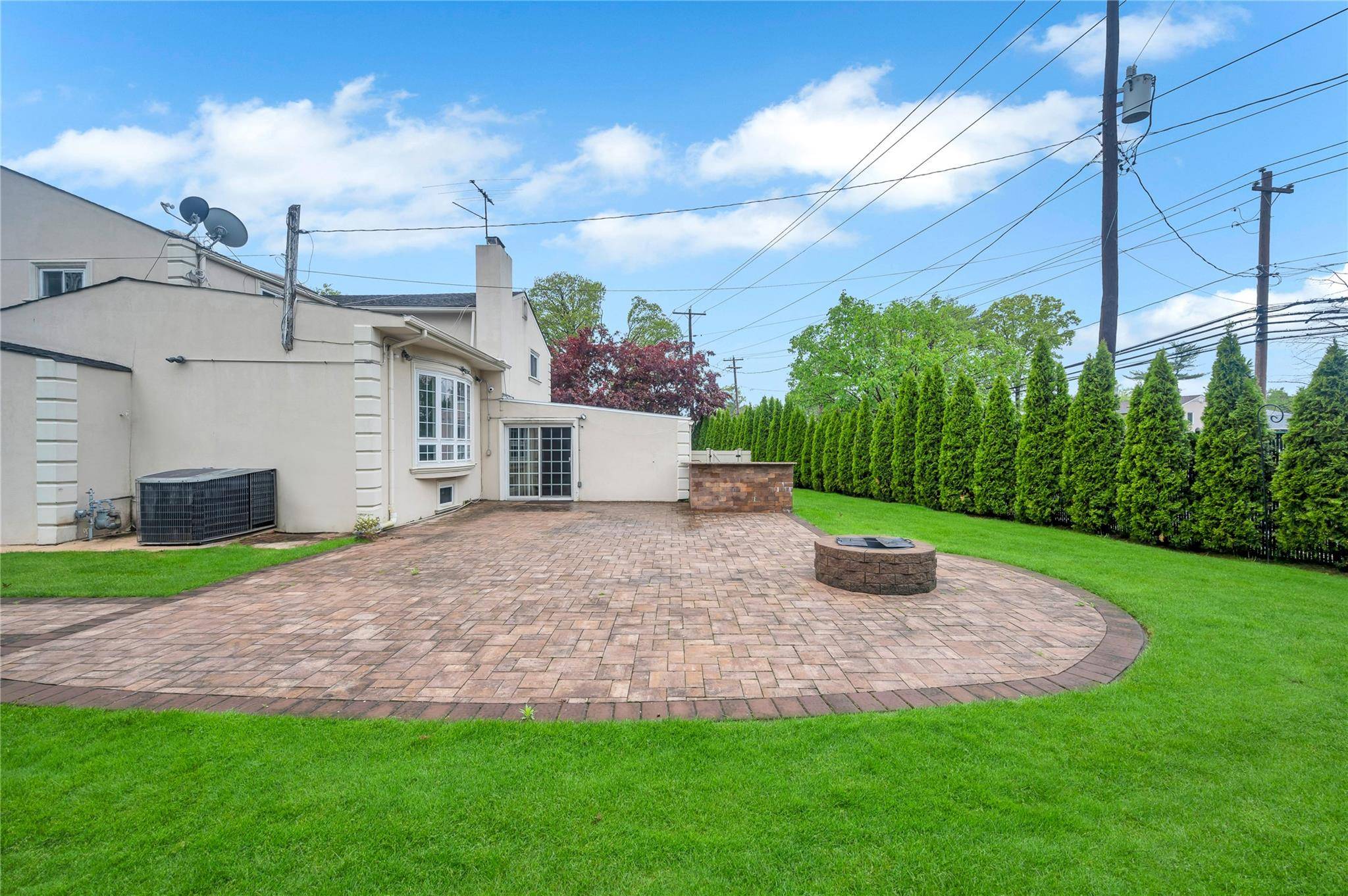 Roslyn, NY 11576,90 Sugar Maple DR