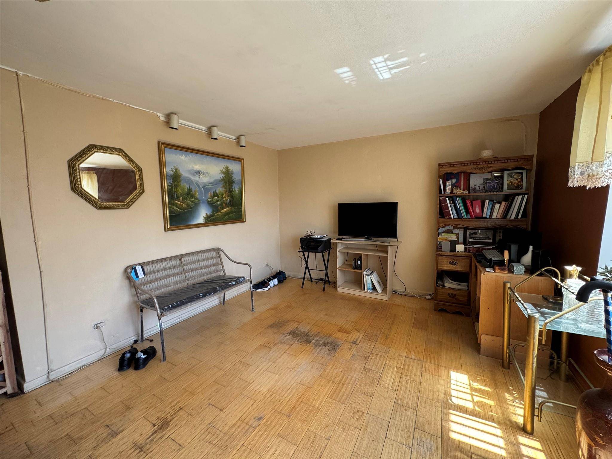 Jamaica Hills, NY 11432,84-50 169th ST ##610