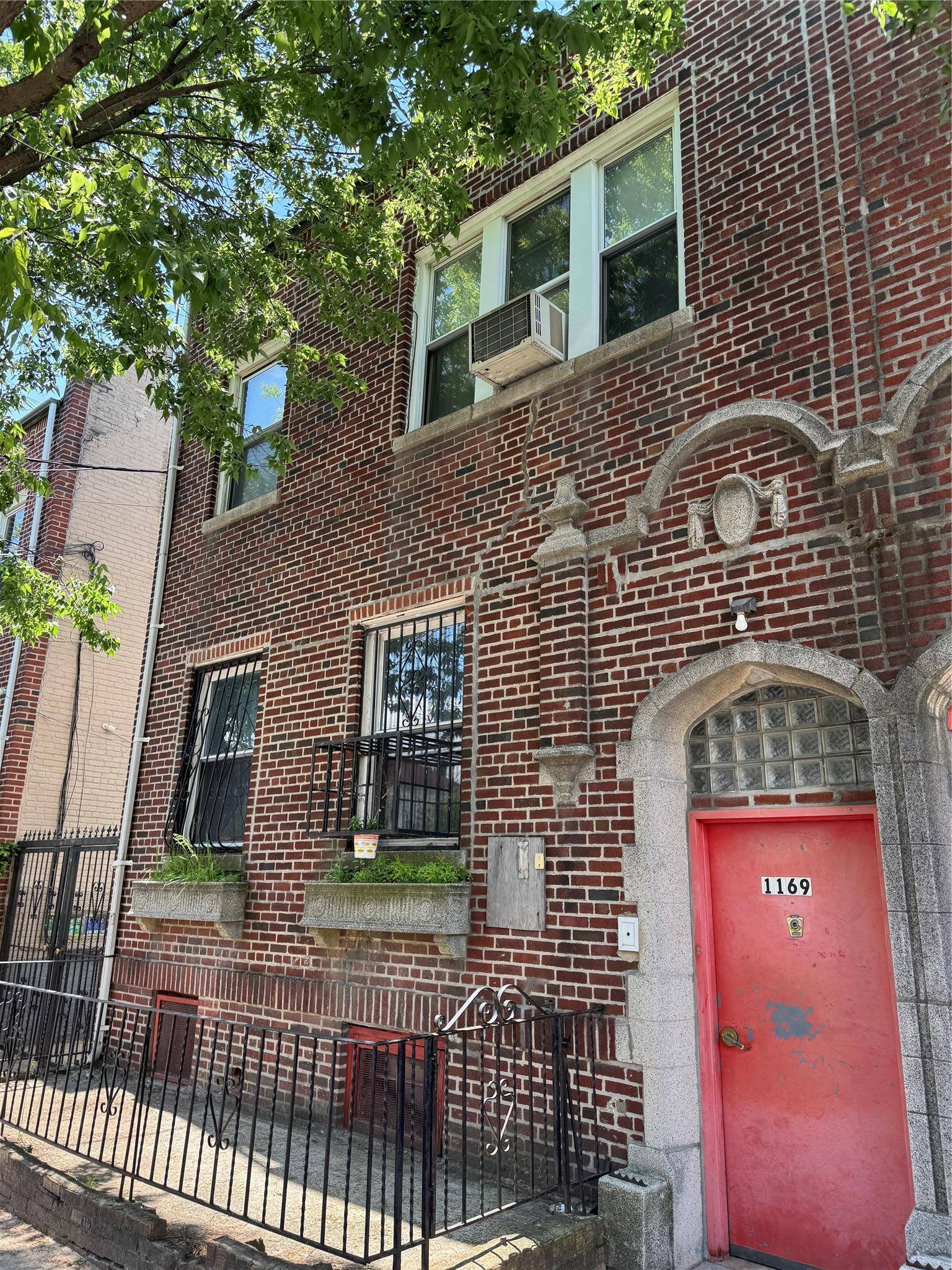 Bronx, NY 10472,1169 Leland AVE