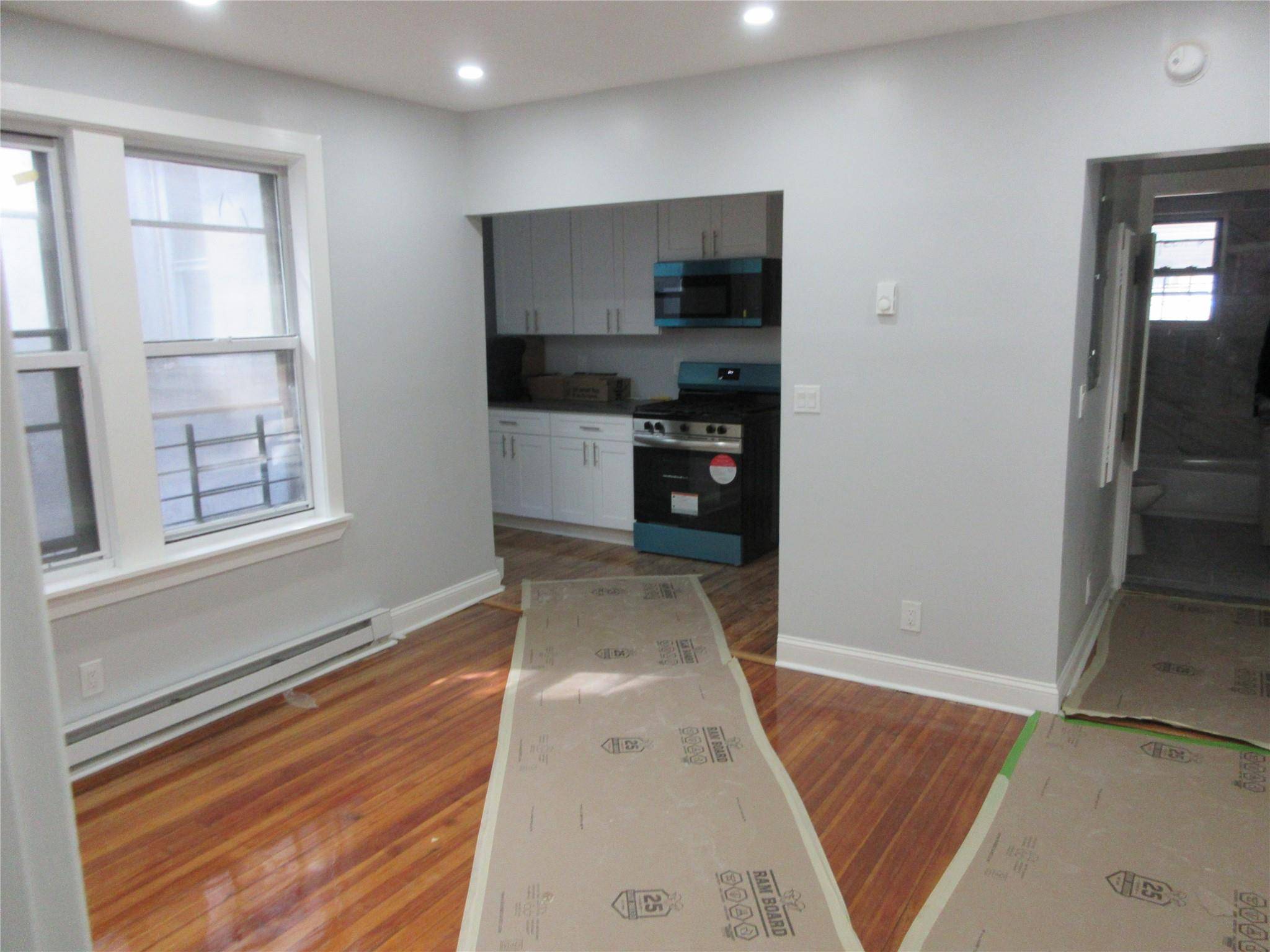 Bronx, NY 10469,949 E 213th ST