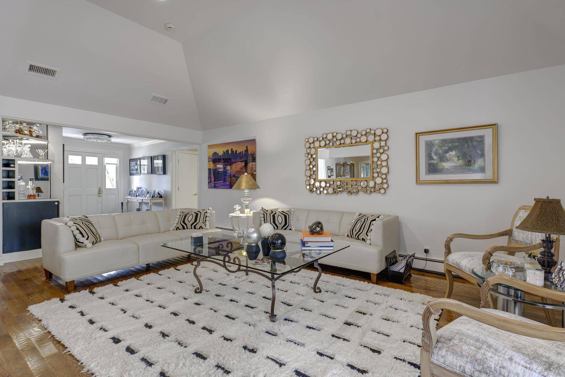 Roslyn Heights, NY 11577,94 Schoolhouse LN