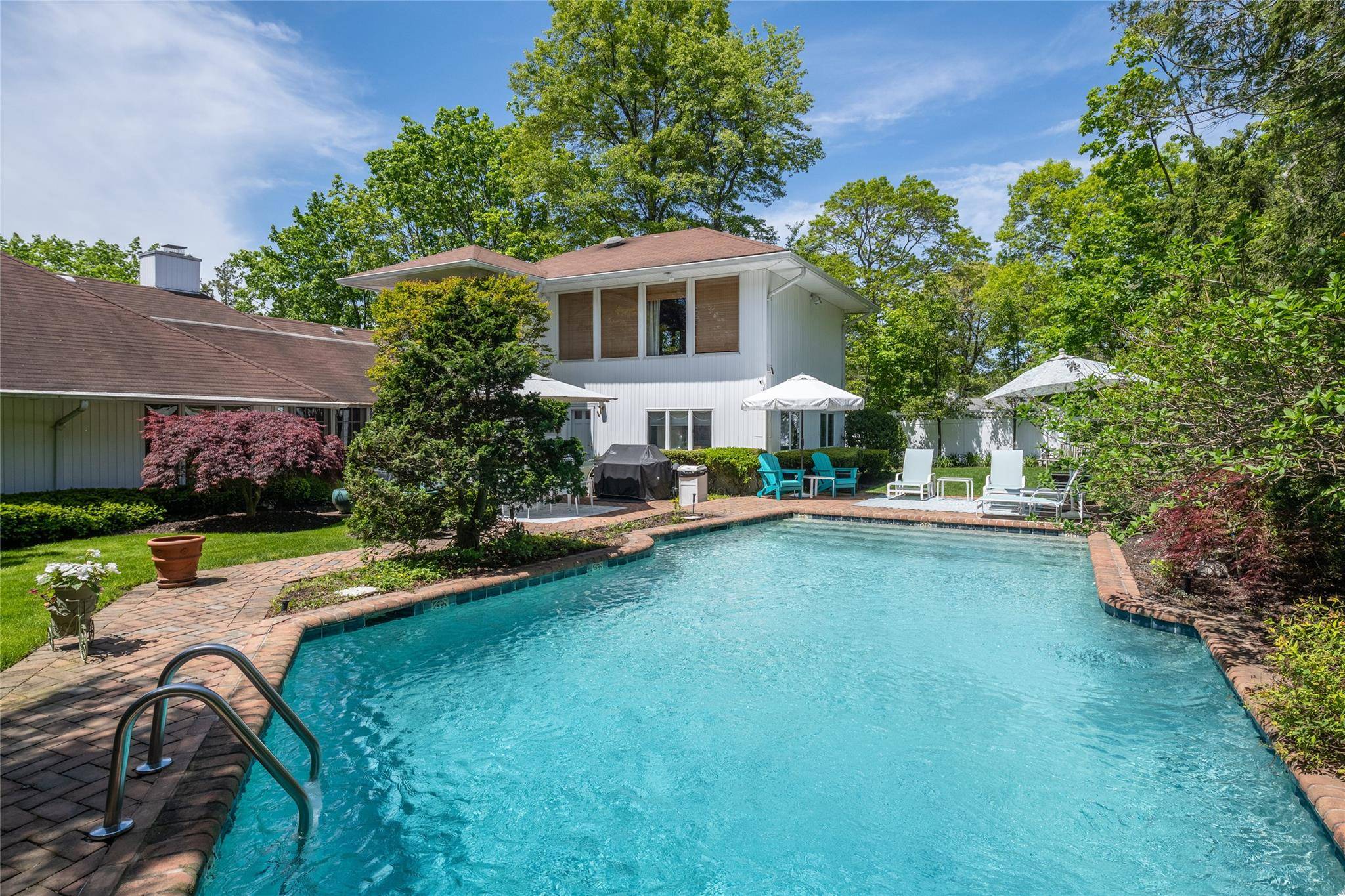 Roslyn Heights, NY 11577,94 Schoolhouse LN