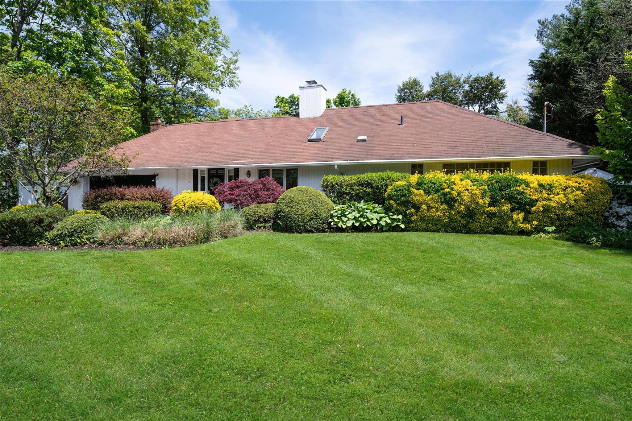 Roslyn Heights, NY 11577,94 Schoolhouse LN