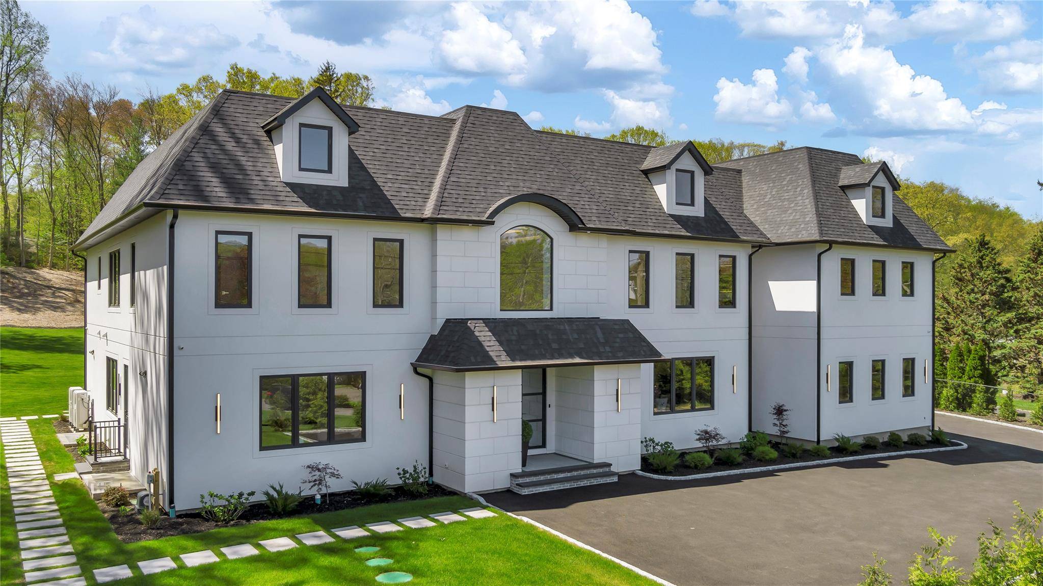 Dix Hills, NY 11746,587 Caledonia RD