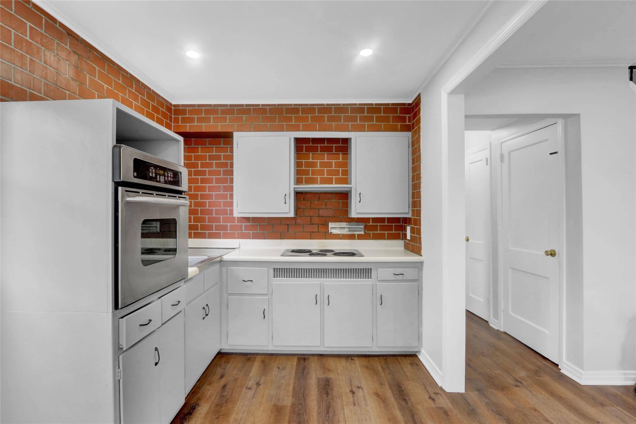 Glen Cove, NY 11542,30 Inwood RD