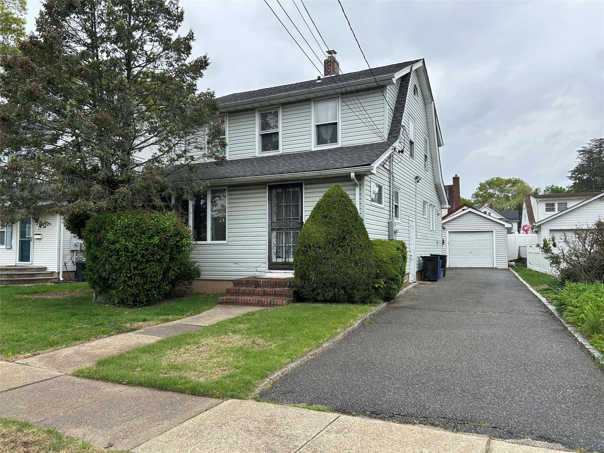 Westbury, NY 11590,3 Locust St
