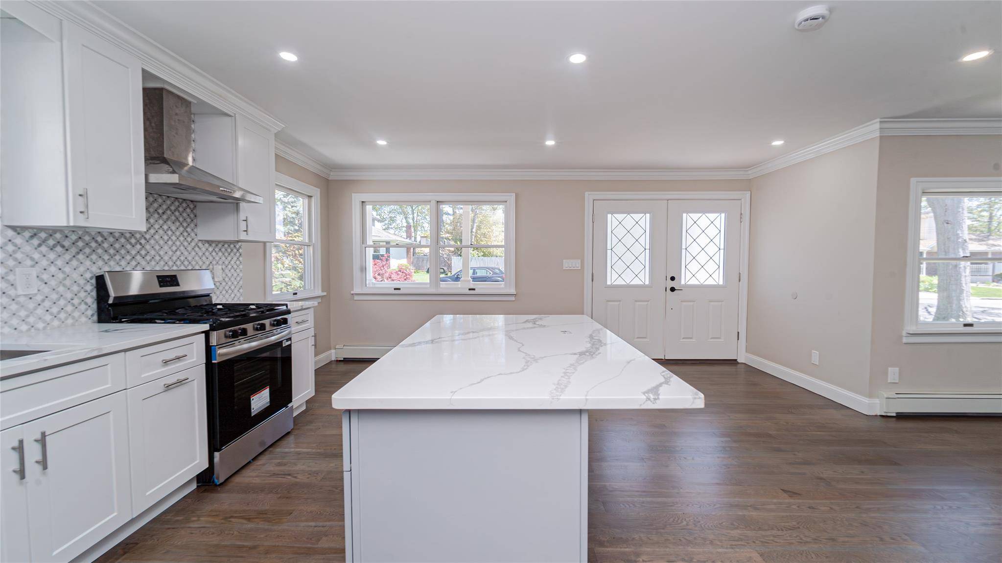 Lindenhurst, NY 11757,263 S 14th ST