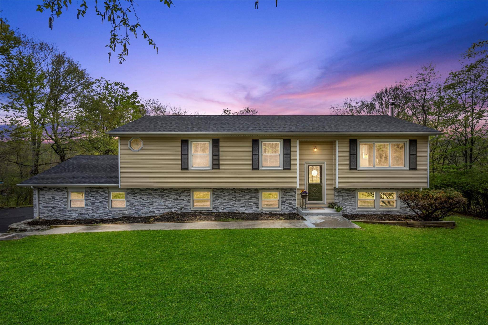 Poughquag, NY 12570,122 Susan DR