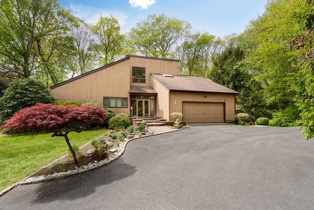 Shoreham, NY 11786,6 Circle DR