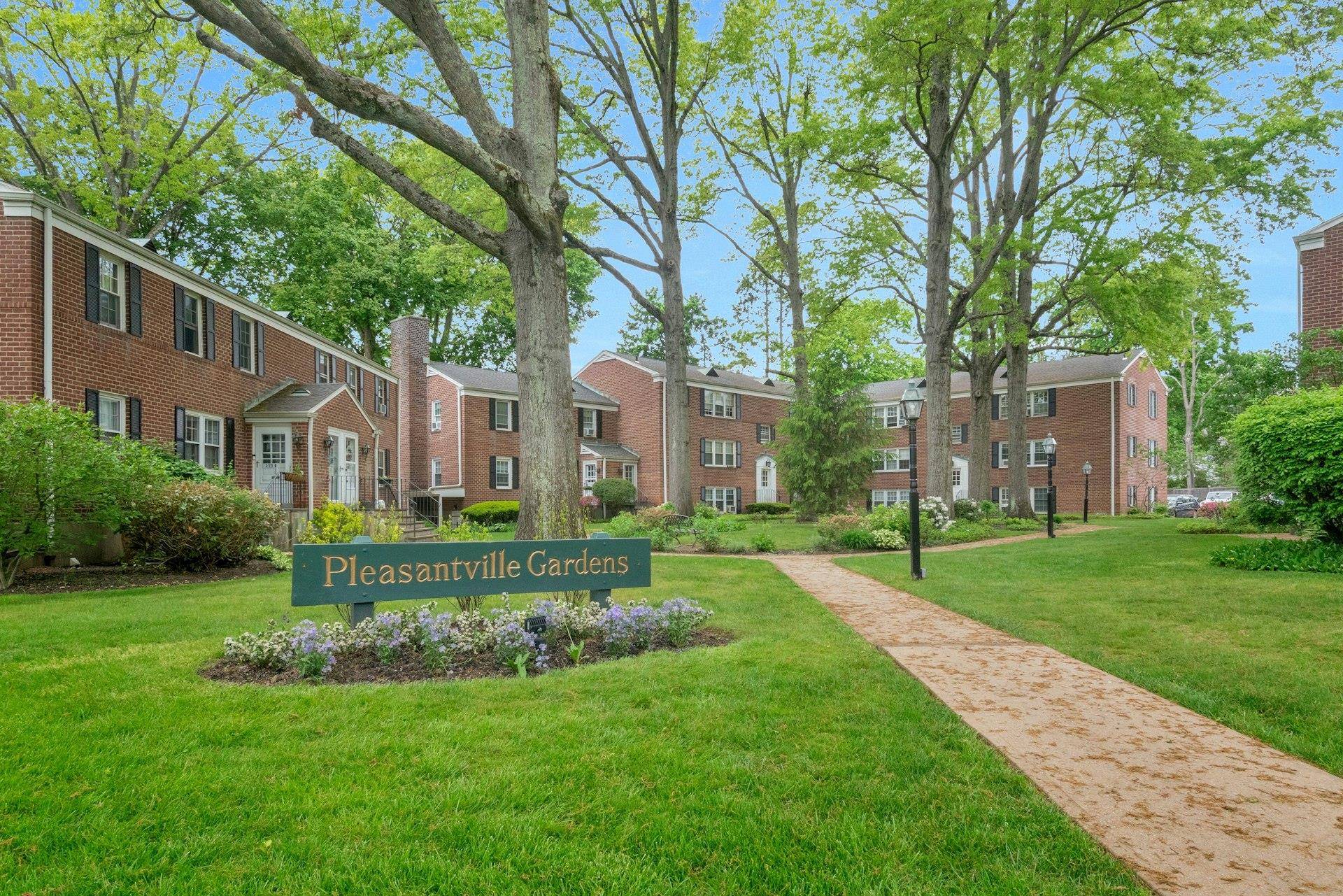 Pleasantville, NY 10570,293 Manville RD #1H