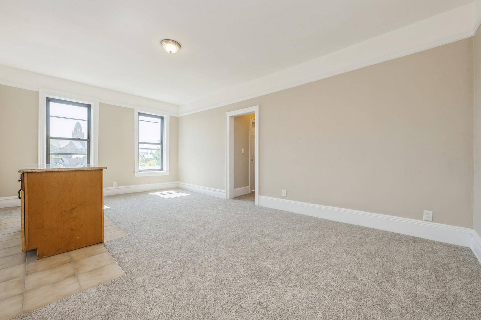 Rockville Centre, NY 11570,12 Hempstead Ave #4D