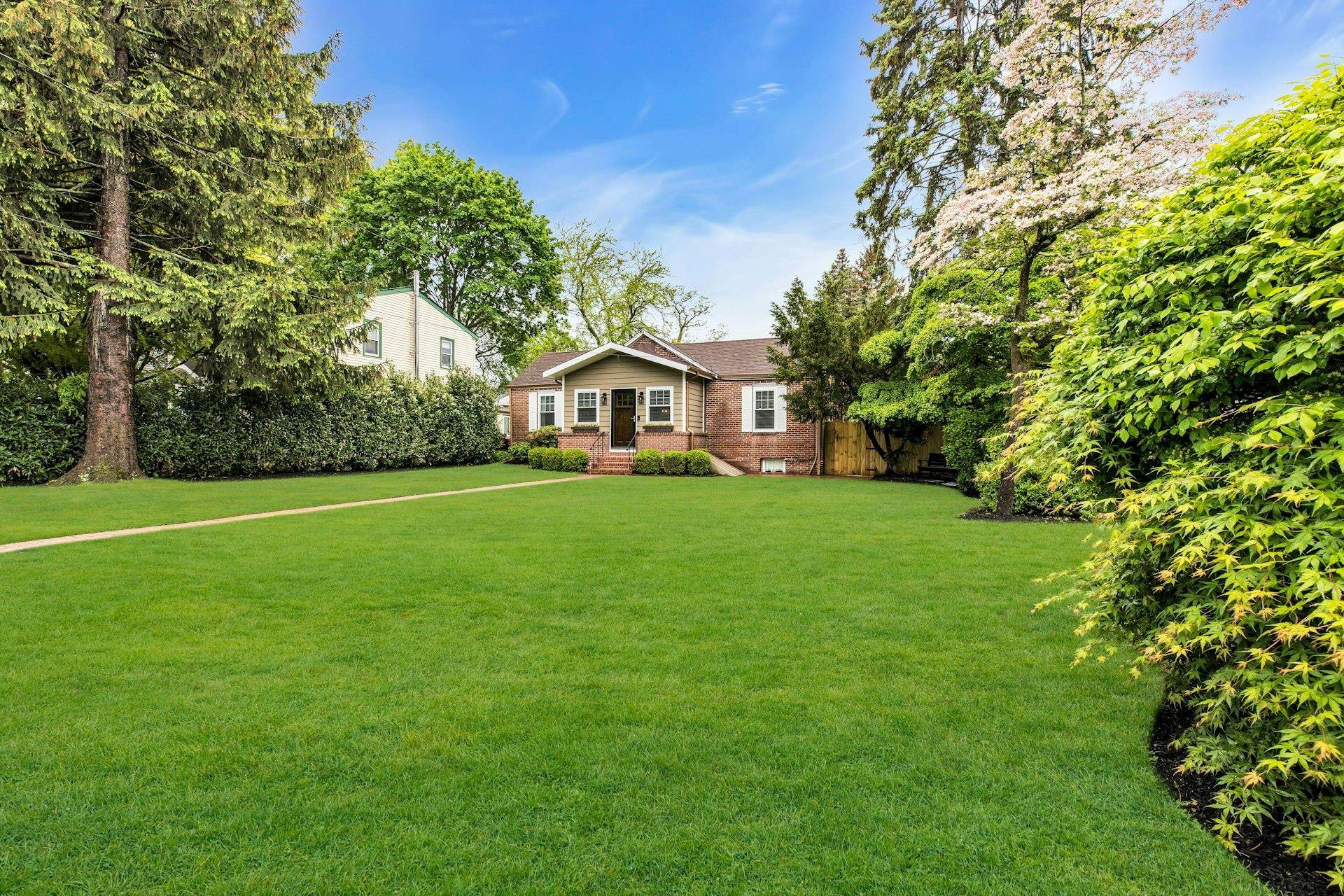 Locust Valley, NY 11560,31 Johnston ST