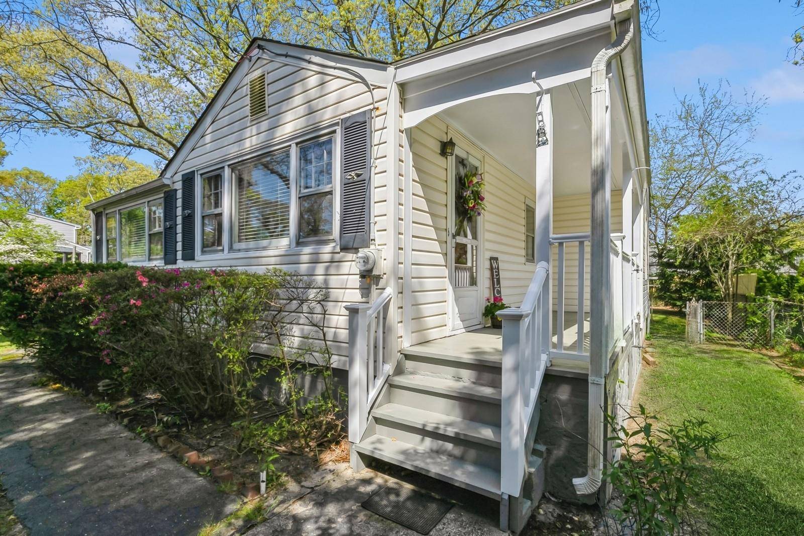 Holtsville, NY 11742,19 Lowell AVE