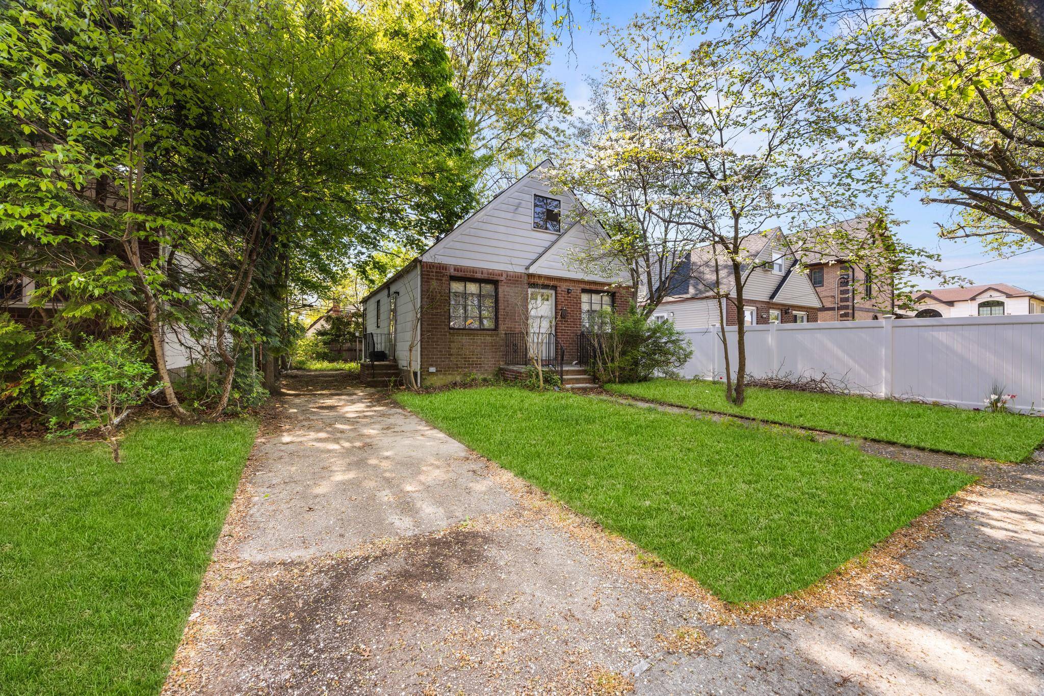 Glen Oaks, NY 11004,8112 264th ST