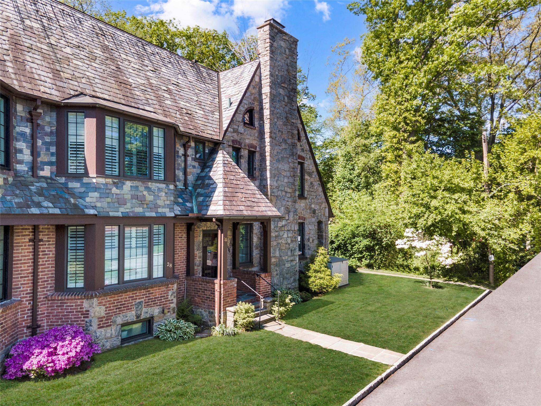 Pelham, NY 10803,8 Manning CIR