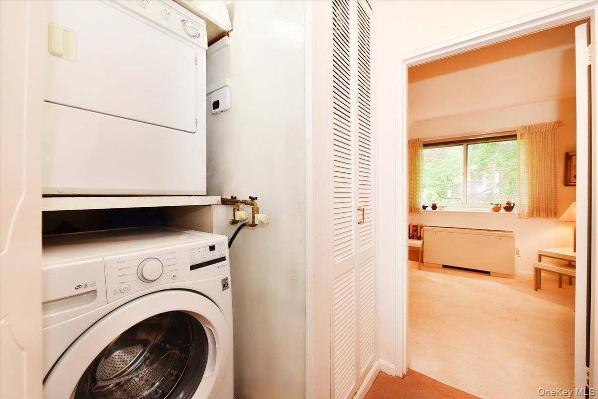 Great Neck, NY 11021,30 BARSTOW RD #3-A