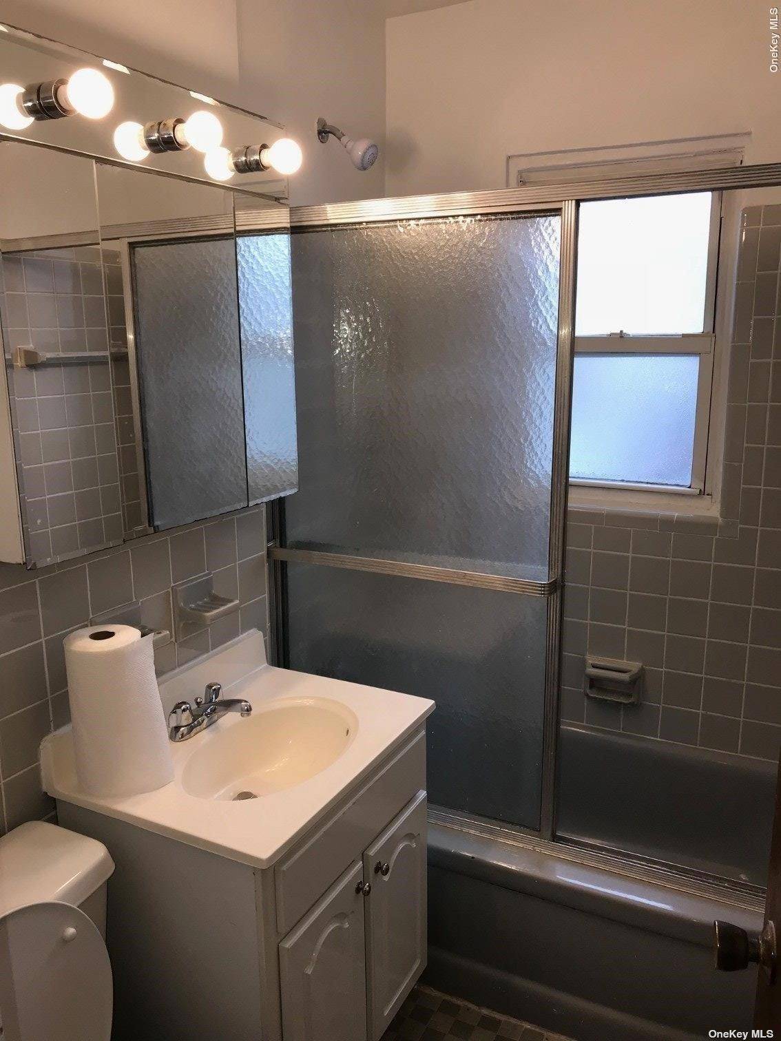 Rockville Centre, NY 11570,45 Grand AVE #B5