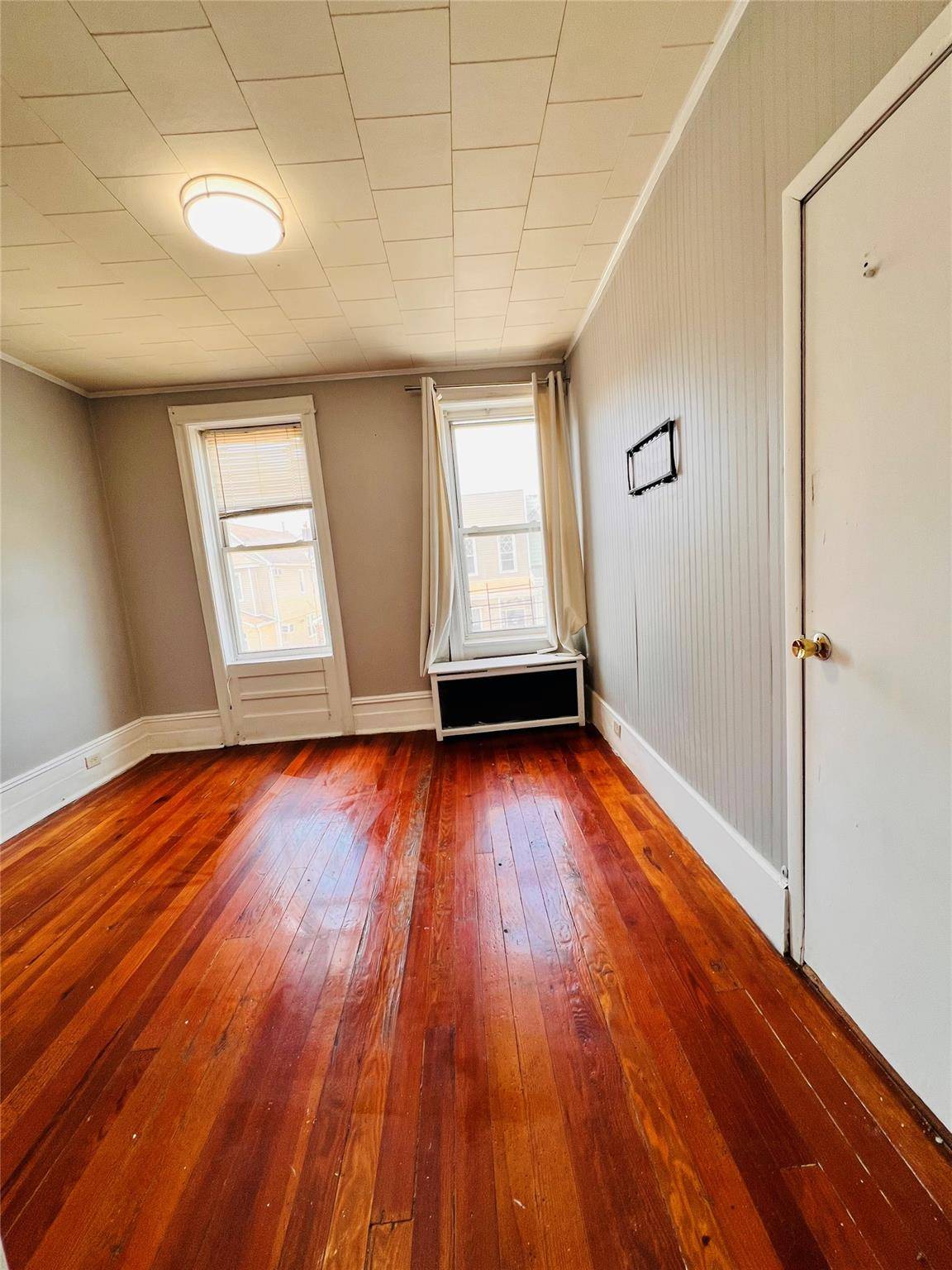 Glendale, NY 11385,73-39 71 PL #2nd FL