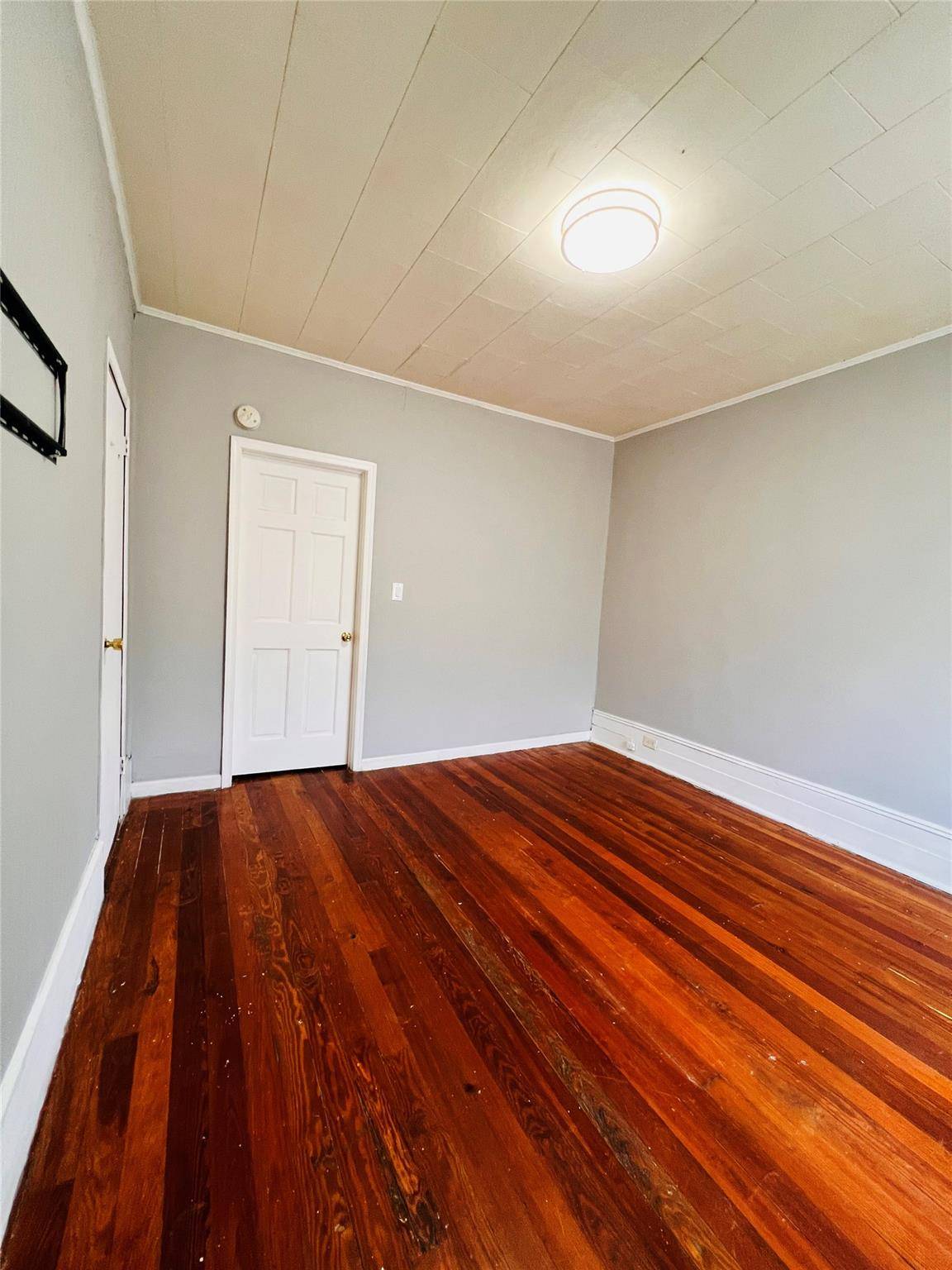 Glendale, NY 11385,73-39 71 PL #2nd FL