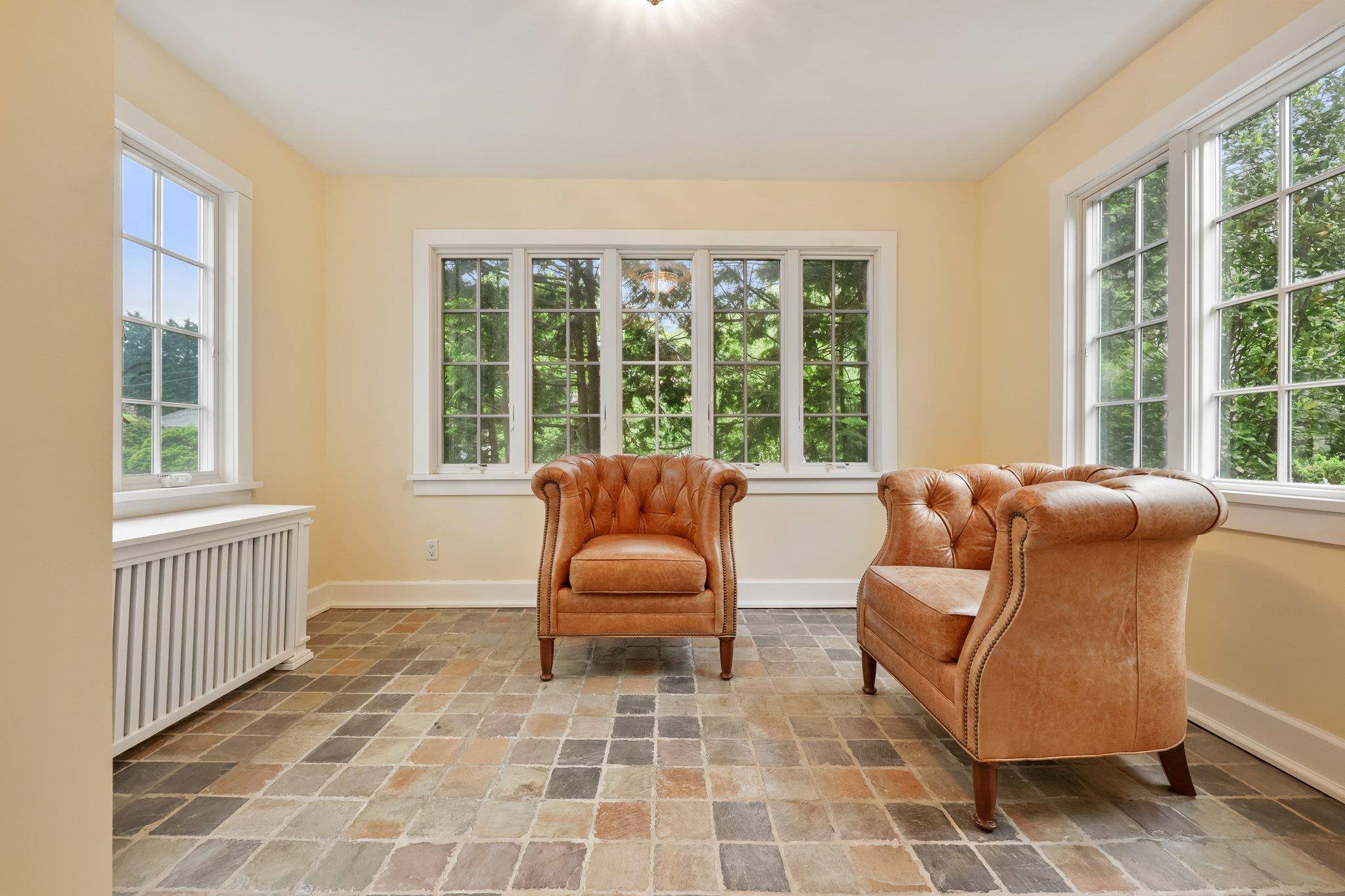 Bronxville, NY 10708,83 White Plains RD