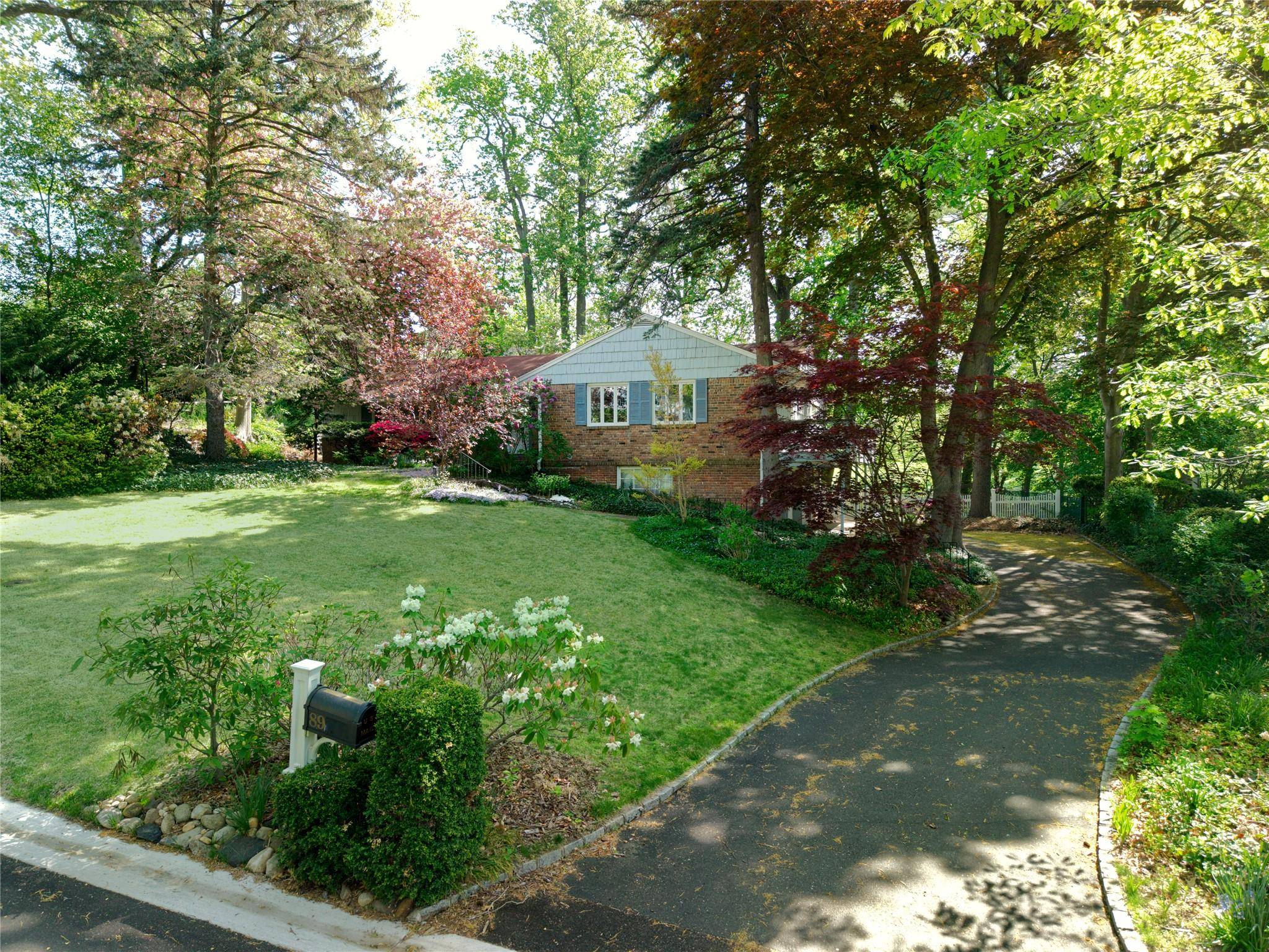Manhasset, NY 11030,89 Papermill RD