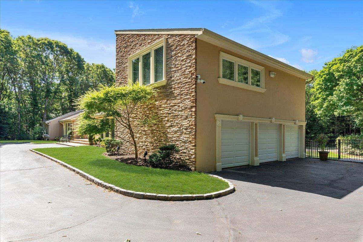 Oyster Bay Cove, NY 11554-2302,90 Rodeo DR