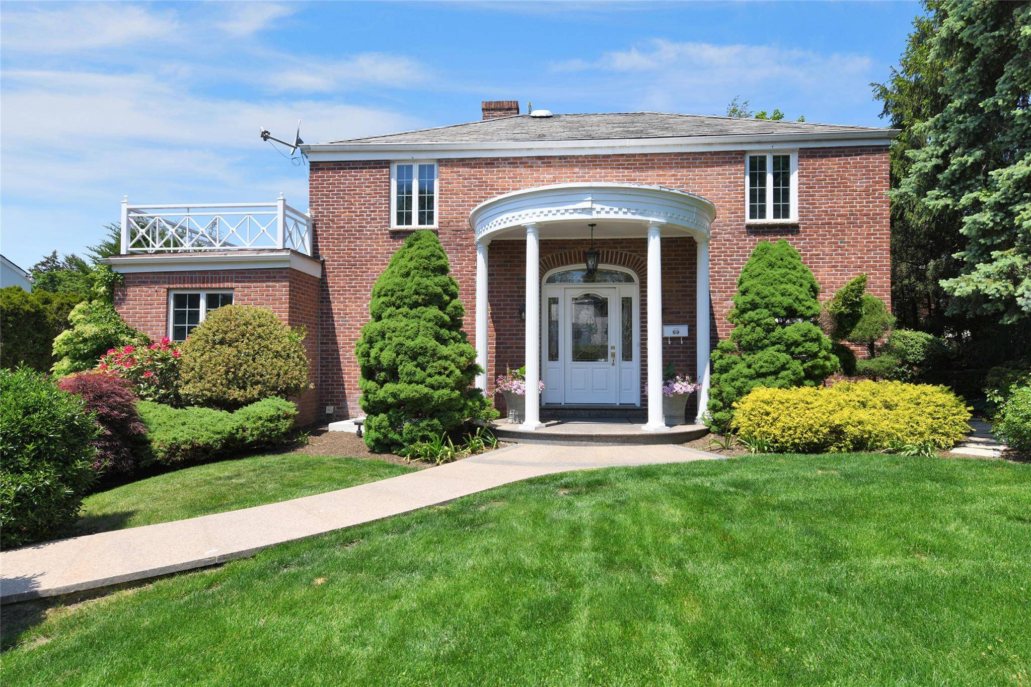 Manhasset, NY 11030,69 Castle Ridge RD