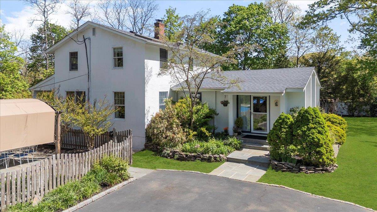 Greenlawn, NY 11740,22 Stratford AVE