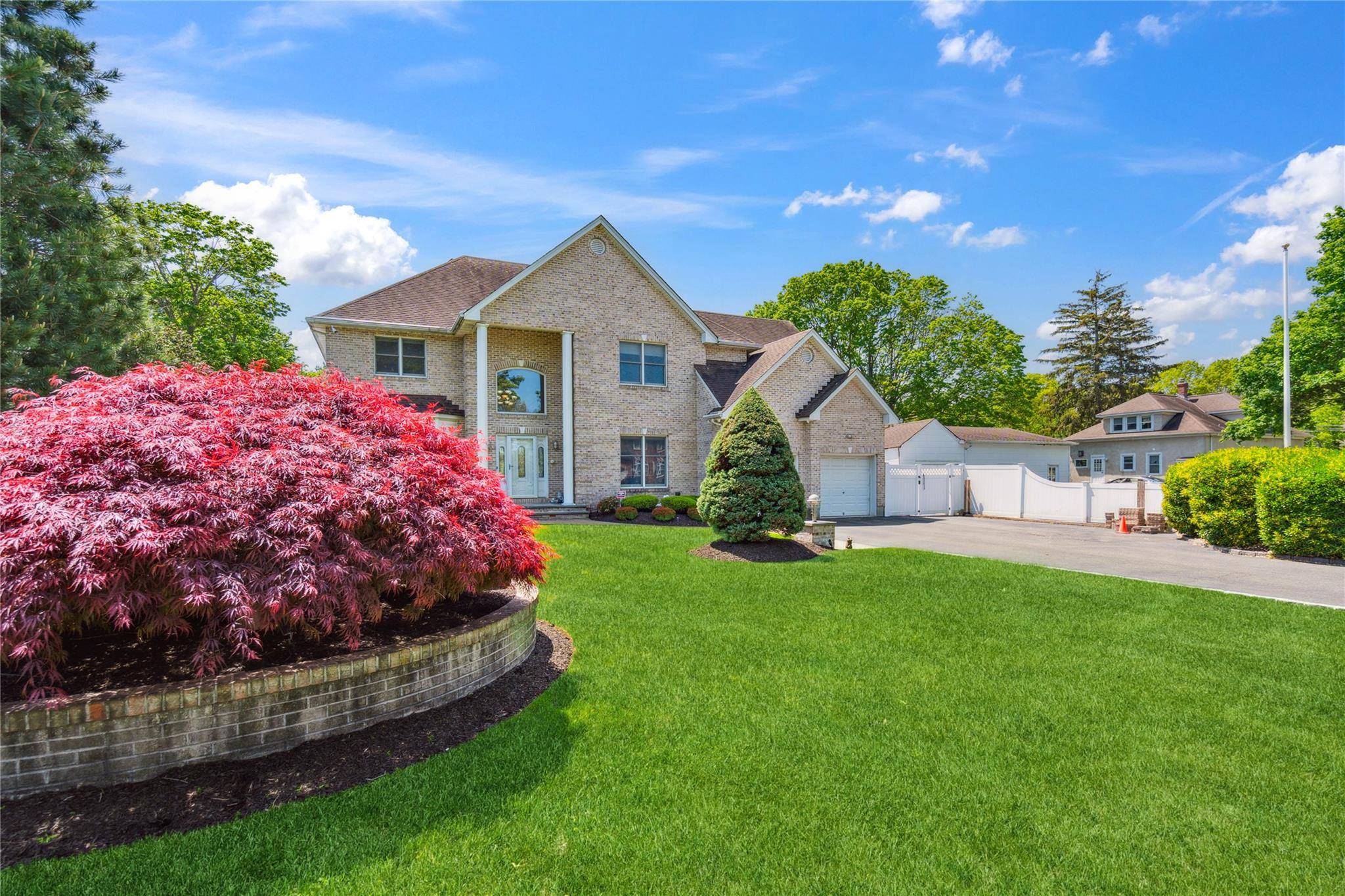 Bohemia, NY 11716,4 Millennium CT