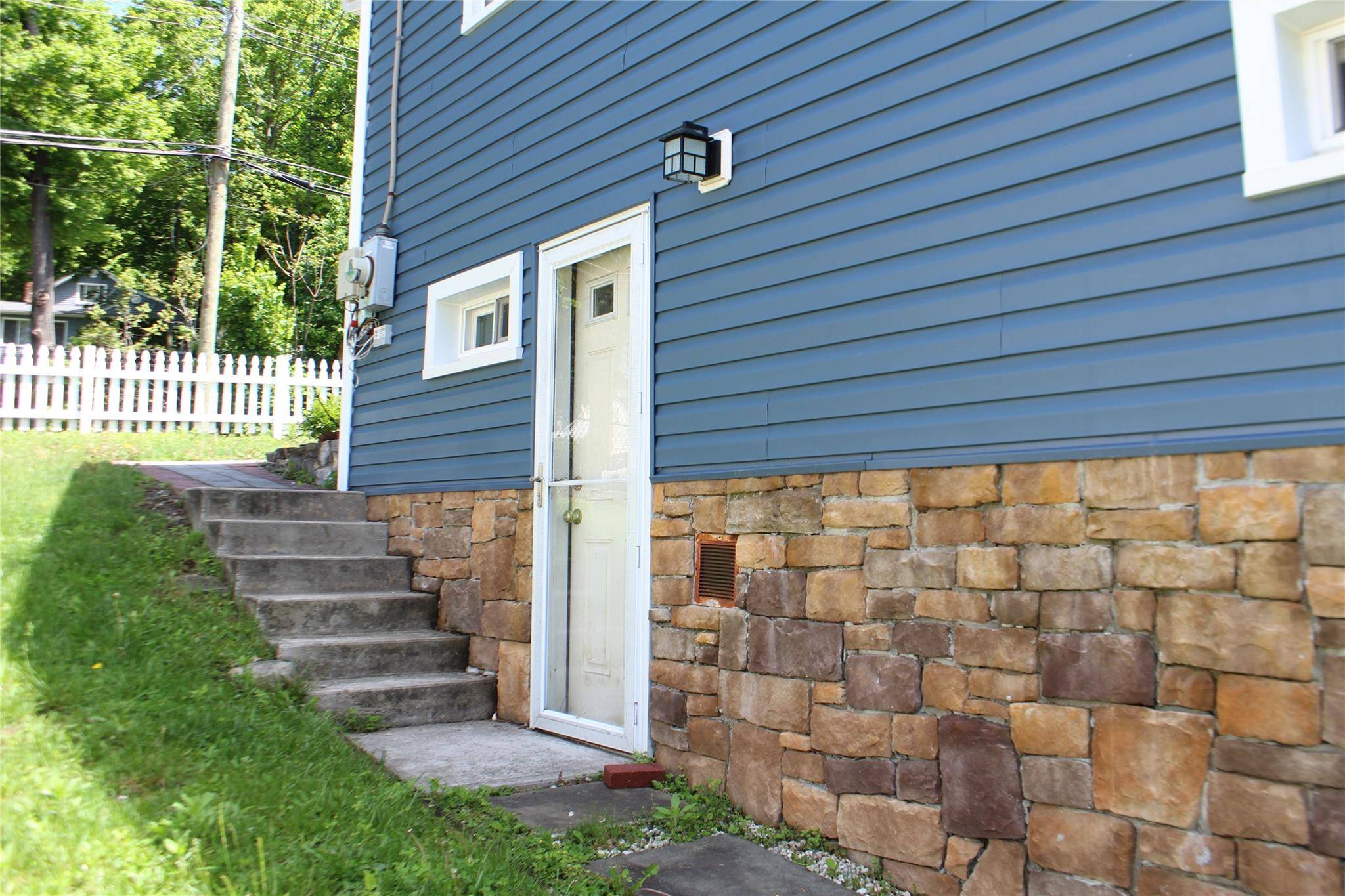 Peekskill, NY 10566,1111 Frost LN